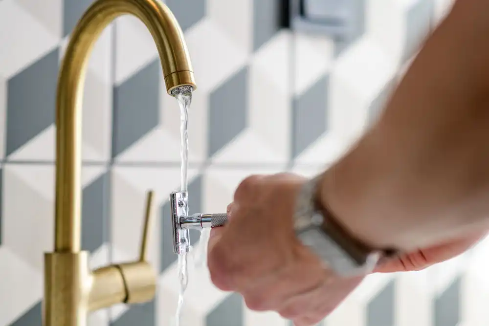 Intimrasur für Männer: Präzision, Sicherheit und Komfort mit Klassischer Rasur